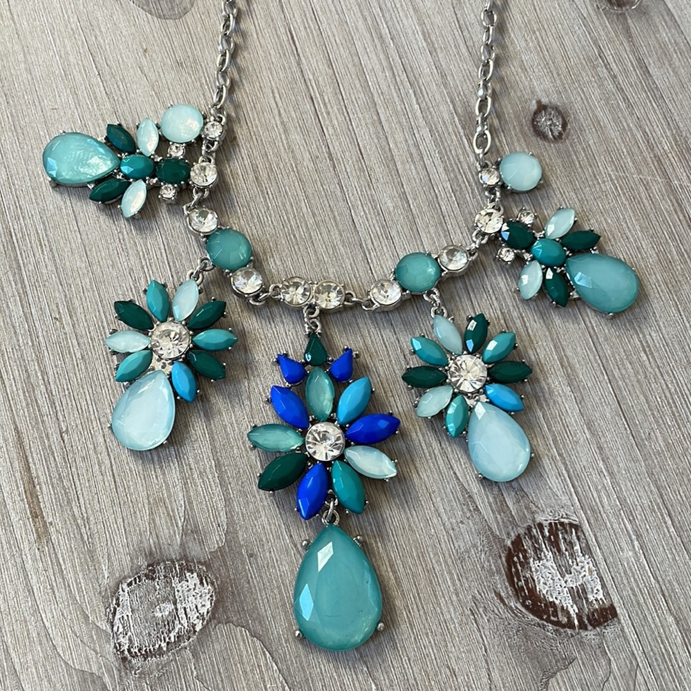 🌟 Fashion statement necklace and earring set